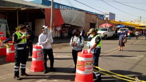 Mantienen filtros sanitarios por Covid-19 en tianguis sabatinos