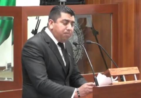 Jaciel aprovechó comparecencia para mostrar sus dotes de besamanos