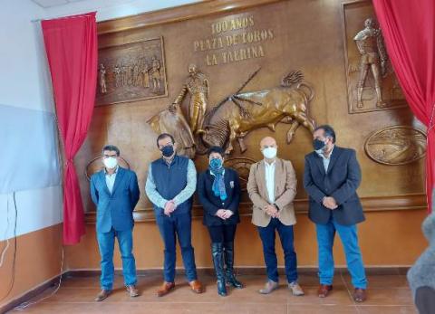Sánchez Jasso devela mural por 100 años de la plaza de toros de Huamantla