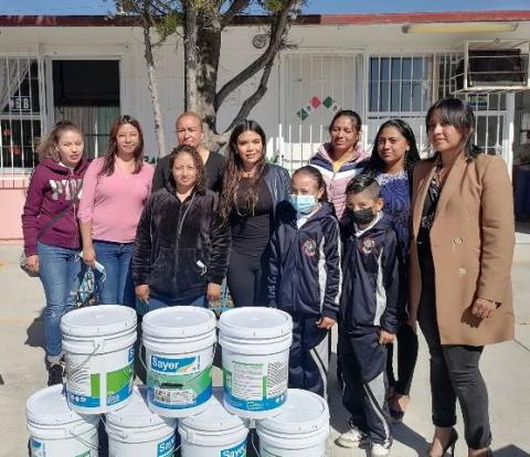 Entrega Lorena Ruiz cubetas de pintura en escuelas de Texcalac imagen 1