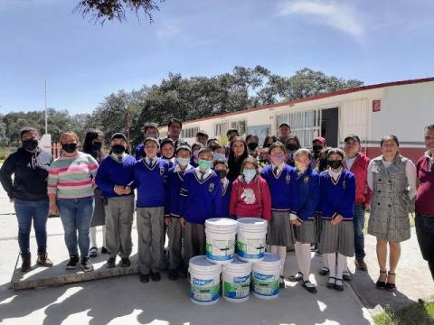 Entrega Lorena Ruiz cubetas de pintura en escuelas de Texcalac imagen 2