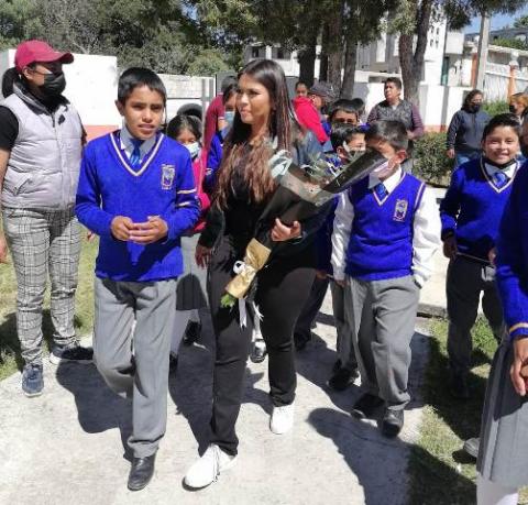Entrega Lorena Ruiz cubetas de pintura en escuelas de Texcalac imagen 3