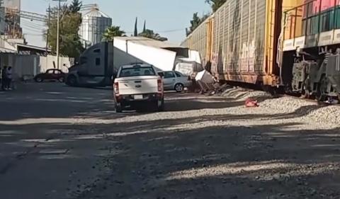 Tren embiste tráiler y lo parte a la mitad, conductor huye tras accidente