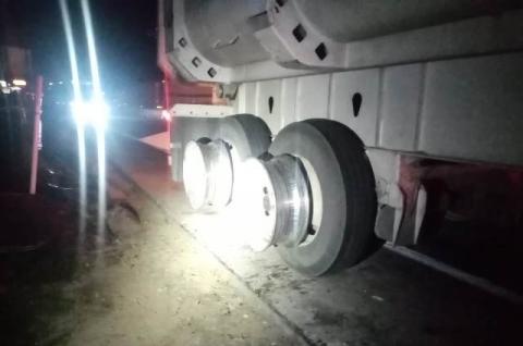 Se echa una pestañita y ladrones le roban llantas de su tráiler