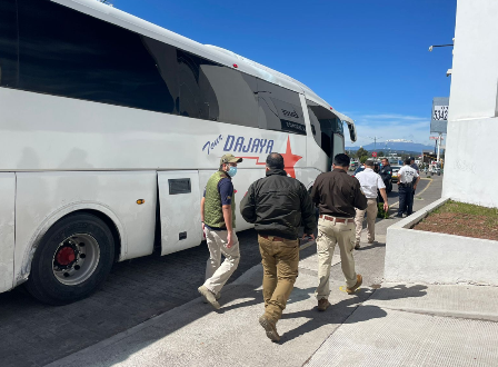 Asegura policía de Apizaco autobús que transportaba migrantes venezolanos