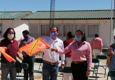 Edil de Nanacamilpa inicia construcción de techumbre en una primaria