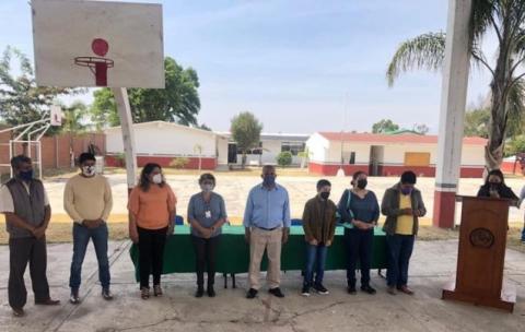 Autoridades de Nativitas reconocen a Cristofer Emiliano por su desempeño escolar