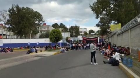 Estudiantes de la Normal Rural retienen a funcionarios en la SEPE