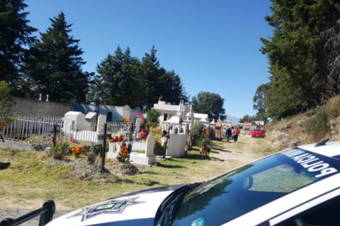 Verifican medidas sanitarias en panteones de la capital