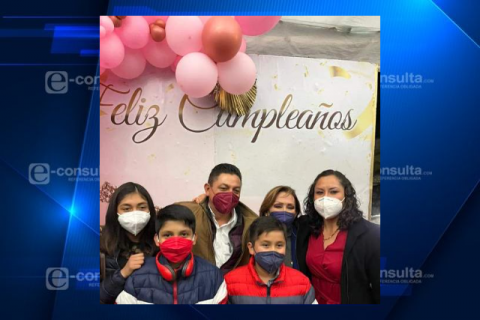Amigos y funcionarios apapachan a Lorena Cuéllar por su cumpleaños