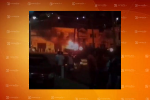 Vecinos queman patrulla y amagaron con linchar a ladrón de la Iglesia