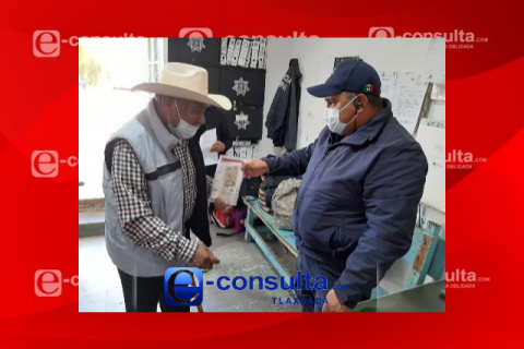 Pierde su apoyo de Adulto Mayor y policía lo encuentra y lo regresa