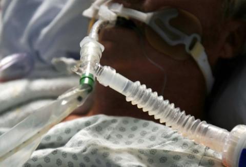Gobierno regala oxígeno, pero en hospitales mueren enfermos
