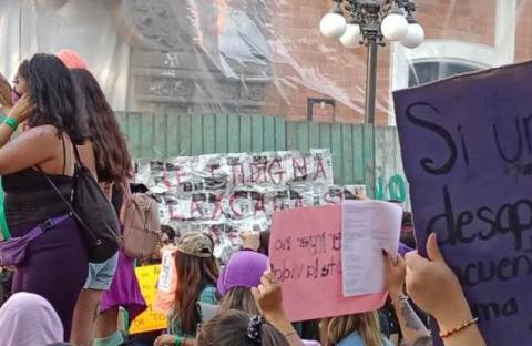 Fracasa protección del Palacio de Gobierno y mujeres lo vandalizan