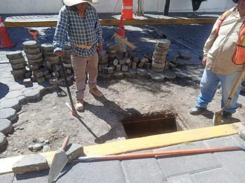 Refuerzan tapa de registro para evitar accidentes viales en Panotla