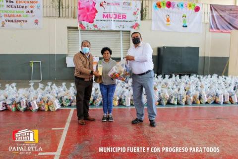 Alcalde de Papalotla realiza segunda entrega de despensas