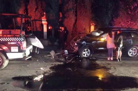 Se registra aparatoso accidente entre patrulla y camioneta en Apizaco