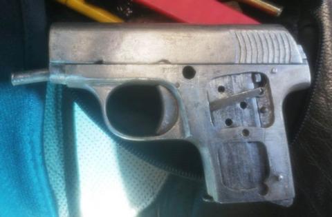 Detienen a sujetos que manejan vehículo con aditamentos de uso policial