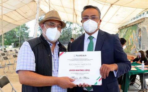 Entregan autoridades educativas reconocimientos a maestros tlaxcaltecas