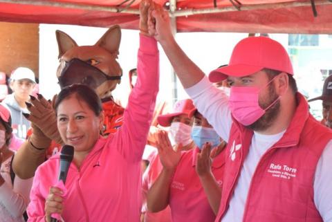 Rocío Meléndez se compromete a construir cancha de futbol en Tlaltelulco