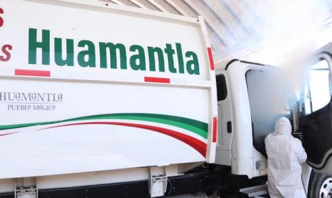 Sanitizan unidades recolectoras de residuos y se entrega material a personal imagen 1