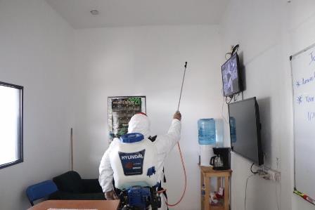 Sanitizan unidades recolectoras de residuos y se entrega material a personal imagen 3