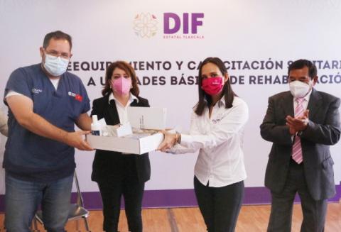 Sedif Tlaxcala entregó equipo a unidades de rehabilitación