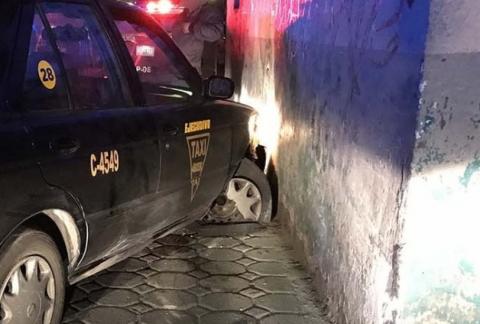 Taxista quería cobrarse a la mala y termina chocando contra una casa