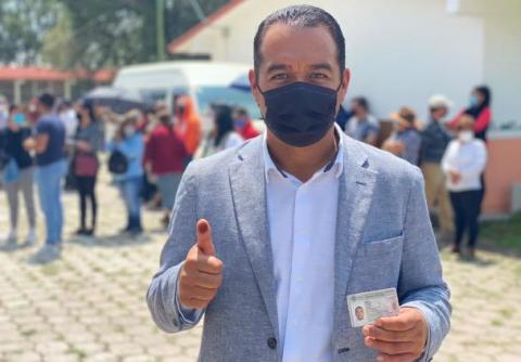 En Tetla, Juan Luis Hernández cumple con su derecho democrático de votar
