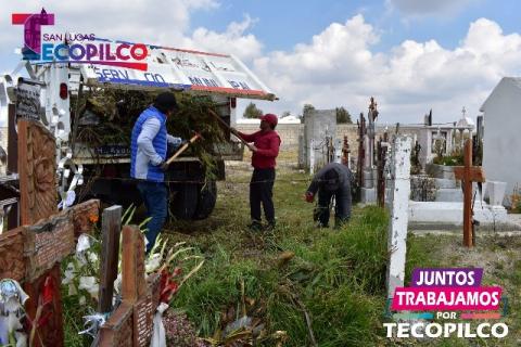 Personal del Ayuntamiento de Tecopilco realiza limpieza en panteón municipal