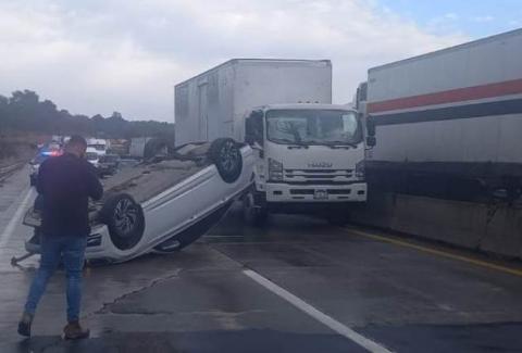 Se registra aparatosa volcadura en la carretera Arco Norte