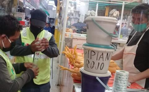 En Zacatelco intensifica aplicación de gel antibacterial en el mercado