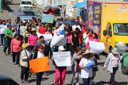 Abuelitos de Xicohtzinco realizan caminata para exigir respeto imagen 1