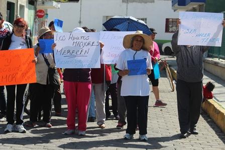 Abuelitos de Xicohtzinco realizan caminata para exigir respeto imagen 2