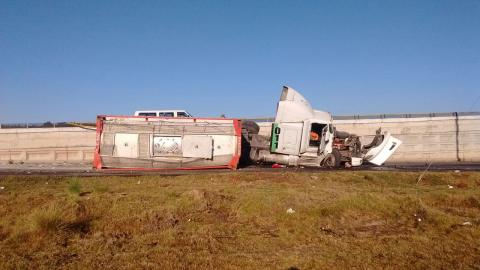 Trailero se queda dormido y se volcó en el puente de Tecopilco imagen 3