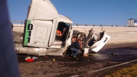 Trailero se queda dormido y se volcó en el puente de Tecopilco imagen 4