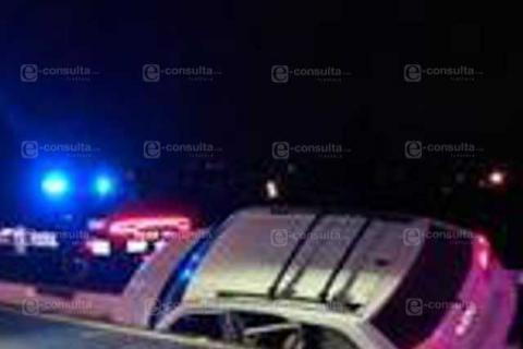 Mujer se va a la cuneta de la autopista Tlaxcala-Texmelucan en su camioneta