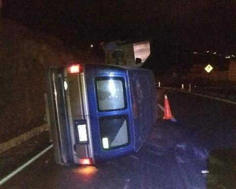 Camioneta sufre percance sobre la carretera Tlaxcala- Apizaco imagen 2
