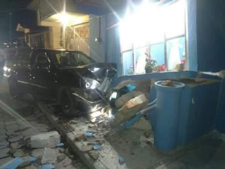 Choca conductor contra una capilla en San Jorge Tezoquipan