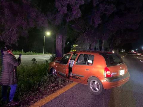 Conductor pierde el control de su unidad y se estampa contra árbol