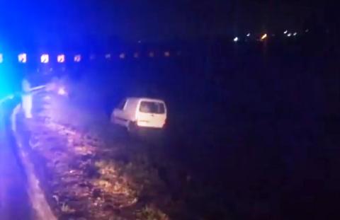 Da pestañazo y se sale de la cinta asfáltica en periférico