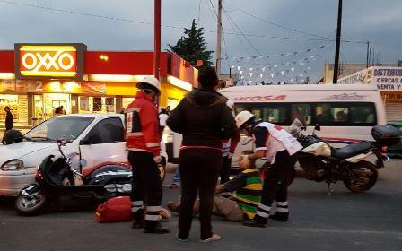 Se registra accidente entre un auto y una moto por Acuitlapilco imagen 2