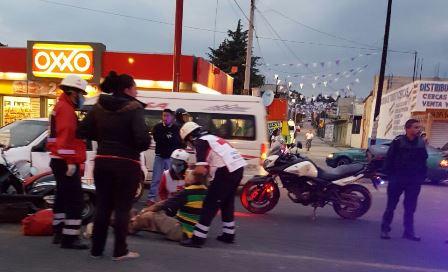 Se registra accidente entre un auto y una moto por Acuitlapilco imagen 1