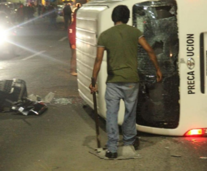 Queman en Acuitlapilco unidad de transporte tras matar a una persona