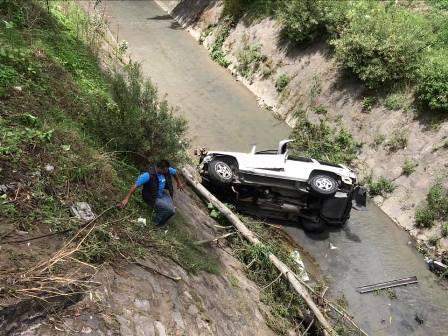 Ocupantes y Camioneta se van al río de aguas negras en SPM