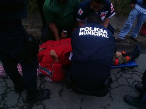Resultan lesionados motociclistas al ser embestidos por auto