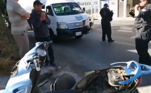 Colectiva arrolla a motociclista sobre carretera Ocotlán-Chiautempan