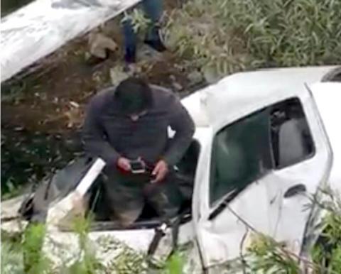 Vuelca vehículo de Tlaxcala sobre periférico ecológico en Puebla