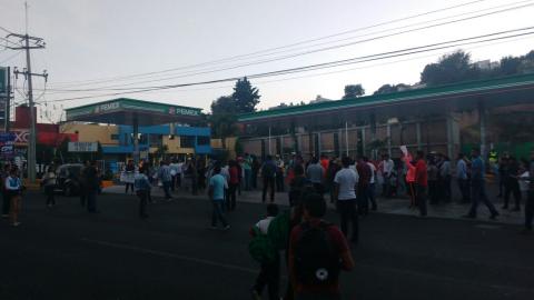 Cierran gasolinera simbólicamente imagen 4