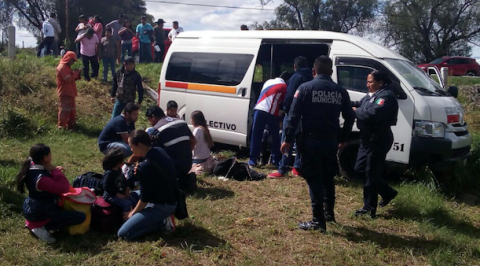 Sacan de la carretera a una colectiva; tres pasajeros lesionados